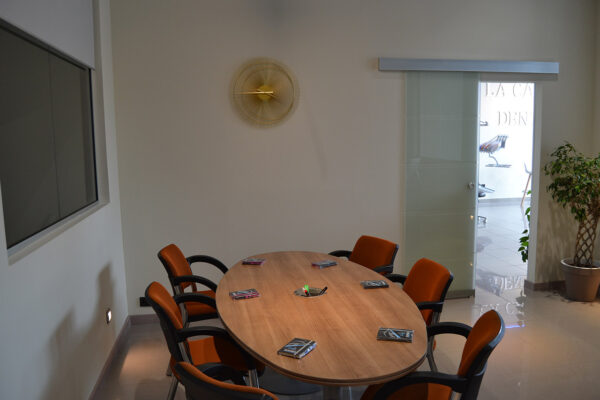 sala-de-reunion-quienes-somos-la-casa-del-dentista-bilbao-bizkaia-reparacion-sillones-dentales